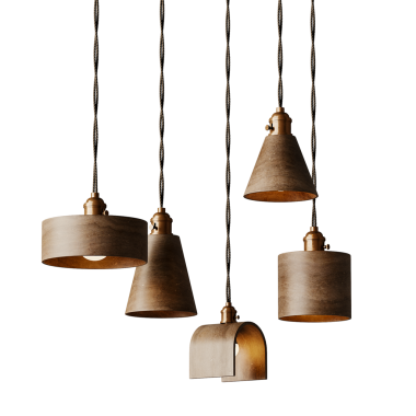 Kahverengi tonlu beş sıra aydınlatma armatürü. Aletler zincirden sarkıyor. Aletlerin hepsi farklı boyutlarda ve şekillerde.