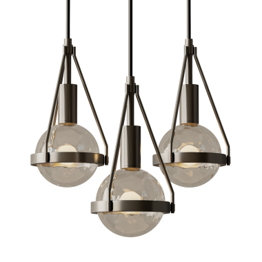 Metal çerçeveden sarkan üç ampul. Ampullerin hepsi yandı. Çerçeve gümüş.