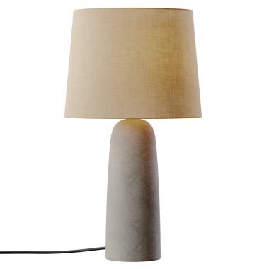 Beyaz gölgeli bir lamba beyaz bir arka planda oturur. Gölge açık tenli kumaştan yapılmıştır.