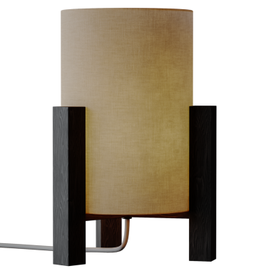 Beyaz gölgeli bir lamba ahşap bir tabanda durur. Taban tahtadan yapılmıştır ve siyah renktedir. Lamba beyazdır ve modern bir tasarıma sahiptir. Lamba yanıyor ve ışık parlıyor.