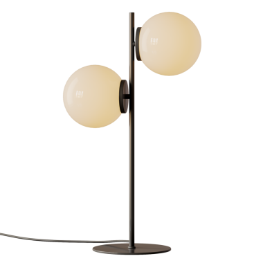 İki beyaz küresi olan uzun siyah bir lamba beyaz bir arka planda oturur. Lamba siyah bir standın üzerinde ve ışık parlıyor. Lamba gösterişli, minimalist görünümlü modern bir tasarım.