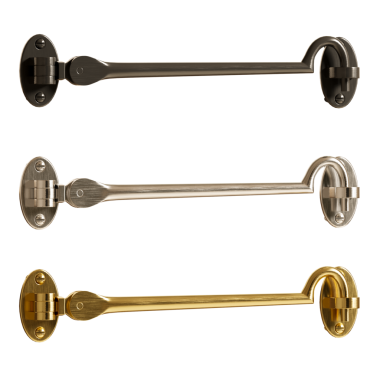 Üç farklı renkte metal kapı kancası. Ortadaki altın değerinde. Soldaki gümüş. Sağdaki siyah.