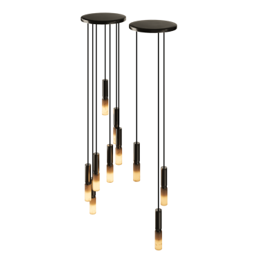 Toplamda 12 ışık sarkan iki siyah lamba. Lambalar beyaz arka plana konur.