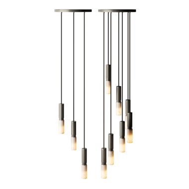 Beyaz arka planı olan bir ışık seti. Işıklar tavandan sarkıyor. Toplamda dokuz ışık var.