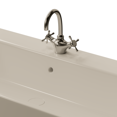 Üç düğmeli gümüş bir musluk. Tokmaklar sağa döndü. Musluk beyaz bir lavabonun üzerinde.