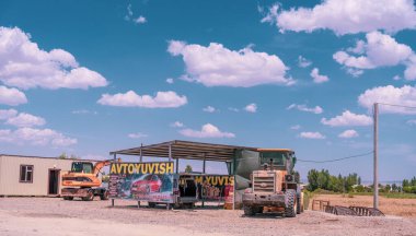 Binanın üzerindeki tabelada 