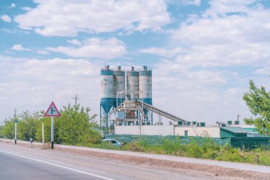 Yolun kenarında üzerinde 