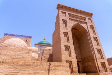 Üzerinde yeşil kubbe olan büyük bir kemer yolu. Kemer yolu tuğladan yapılmıştır. Bina çok eski.