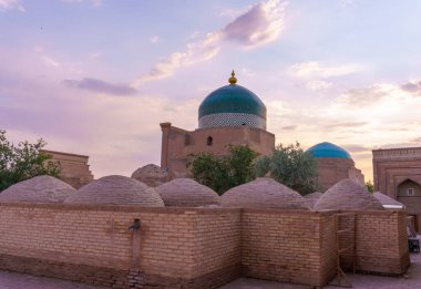 Üzerinde mavi kubbe olan tuğla bir duvar. Kubbe bir binanın üstünde. Bina yabancı bir ülkede.