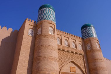 Tepesinde mavi kubbe olan bir bina. Bina tuğladan yapılmıştır. Bina yabancı bir ülkede.