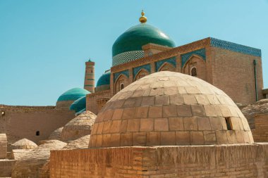 Tepesinde kubbe ve yanında küçük bir bina olan bir bina. Binanın mavi bir kubbesi var.