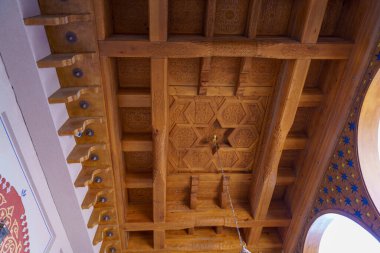 Üzerinde Davut 'un yıldızı olan ahşap bir tavan. Yıldız ışıldıyor. Tavanda bir sürü tahta kiriş var.