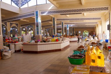 Bir sürü yiyecek ve bir sürü insanın olduğu bir pazar. Bazıları sarı olmak üzere pek çok farklı yiyecek çeşidi vardır.