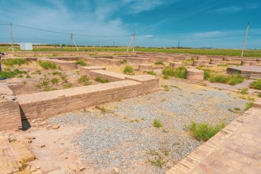 Tuğla duvarı ve taş duvarı olan bir tarla. Tuğla duvar sahanın sol tarafında ve taş duvar da sağ tarafta. Alan boş, ne insan ne de hayvan var.