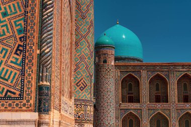 Mavi kubbeli ve mavi çatılı bir bina. Bina yabancı bir ülkede.