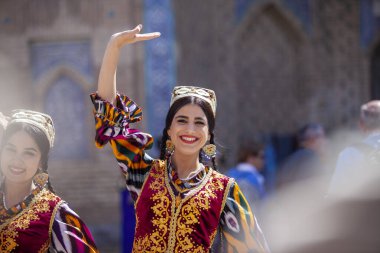 Özbekistan 'da Özbek dansçıların büyük bir kahkahası