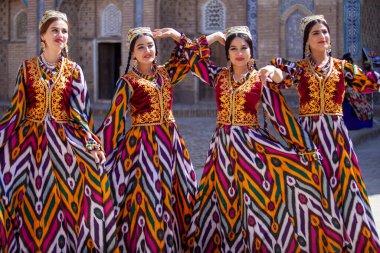 Özbekistan 'daki Özbek dansında dört dansçı