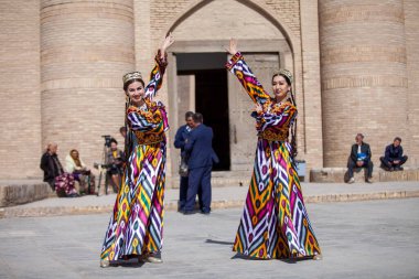 Özbekistan 'da iki kadın dansçı