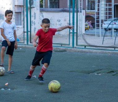 Bir çocuk topa vuracak.