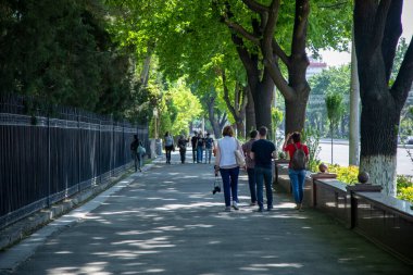 Bir grup insan yolda yürüyor.