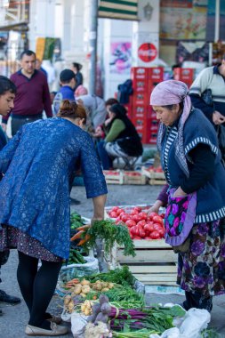 Özbekistan 'da sebze satan yaşlı bir kadın
