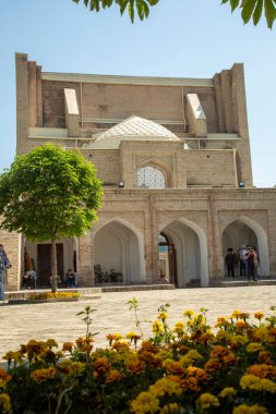 Şatonun önündeki çiçek