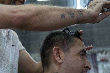 Bir adamın önünü kesen bir saç.