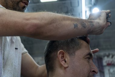 Kuaförde mutlu bir müşteri