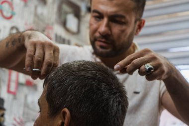 Kafasının bir tarafını kesen bir adam.