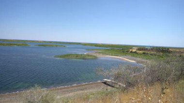 Yumuşak dalgalı deniz suyu.