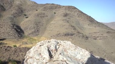 Yumuşak dalgalı deniz suyu.