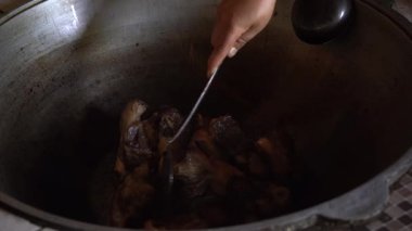 Yumuşak dalgalı deniz suyu.