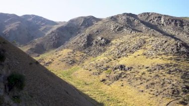 Yumuşak dalgalı deniz suyu.