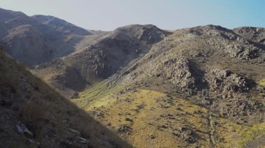 Yumuşak dalgalı deniz suyu.