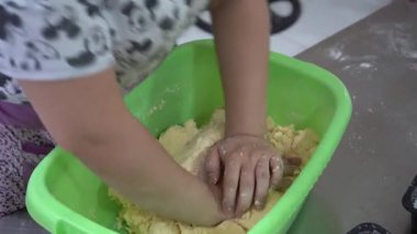 Yumuşak dalgalı deniz suyu.