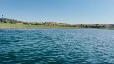 Yumuşak dalgalı deniz suyu.