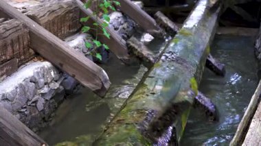 Büyük ahşap parça, çarpıcı mekanizmayı dişleriyle harekete geçirir..