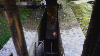 Su değirmeni su akıntısıyla hareket eder..