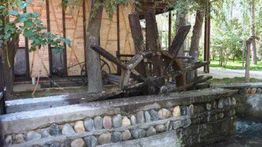 Bir su değirmeni, petrol üretimine güç sağlar..