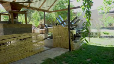 Su değirmeni tahıl öğütür ve un yapar..