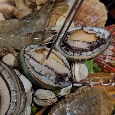 Canlı deniz mahsulleriyle gözünüzün önünde pişmiş en taze deniz ürünlerini deneyin.