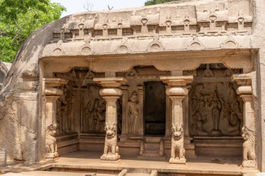 Küçük girişi olan büyük bir taş bina. Giriş insanların heykelleriyle süslenmiştir. Bina eski ve bir tarih anlayışı var.