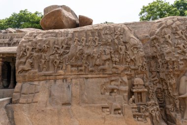 Üzerinde insan oyması olan büyük bir kaya. Oymacılık, bir grup insanın kavga etmesidir.