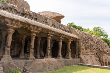 Sütunları ve insan heykelleri olan büyük bir taş bina. Bina çok eski ve çok fazla tarihi var.