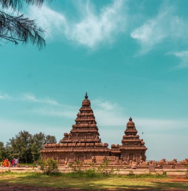 İki yüksek kulesi ve üzerinde açık mavi gökyüzü olan güzel bir tapınak. mahabalipuram