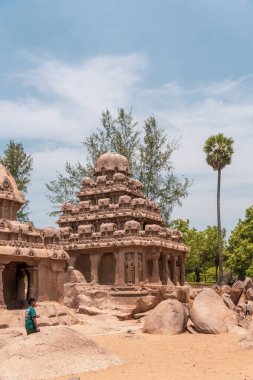Tepesinde kubbe olan büyük bir bina. Arka planda insanlar var. mahabalipuram