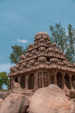 Tepesinde kubbe olan büyük bir bina. Bina taştan yapılmıştır. mahabalipuram