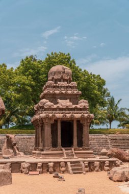 Tepesinde kubbe olan küçük bir bina. Bina ağaçlarla çevrili. mahabalipuram