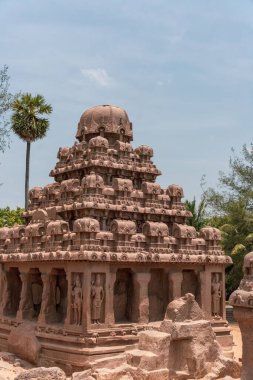 Tepesinde kubbe olan büyük bir bina. Bina taştan yapılmıştır. mahabalipuram