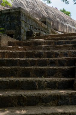 Bir binaya çıkan taş bir merdiven. Basamaklar taştan yapılmış ve çok dik.